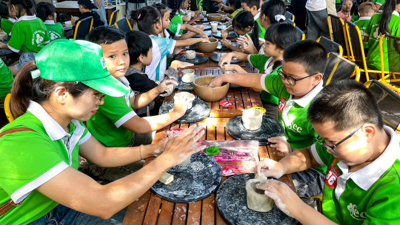 Tiệm Gốm Bàn Xoay - Gói Nặn Tay "Chạm Đất Mềm" (5)